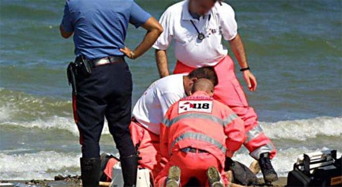 Dramma in spiaggia muore anziana