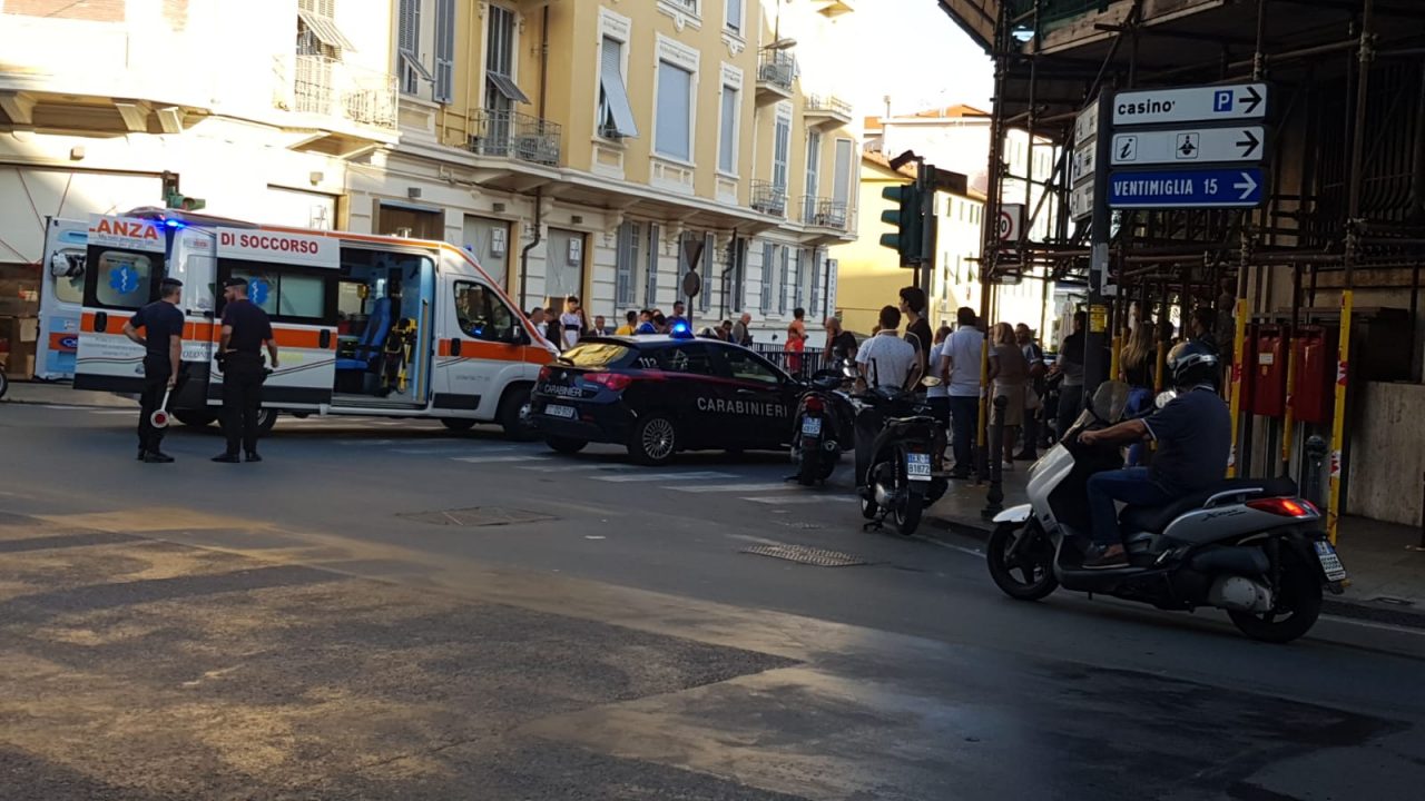 Ragazza investita da un’auto mentre attraversava la strada