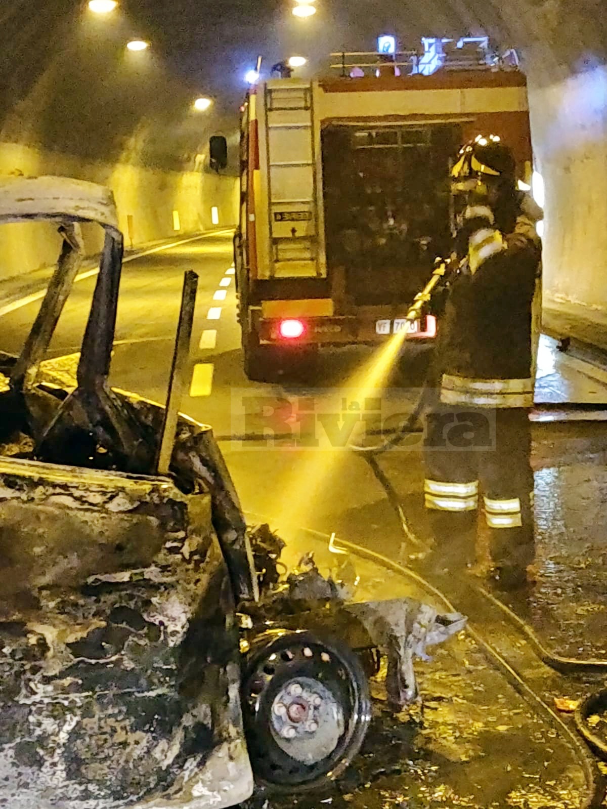 Incendio A10 autofiori Ventimiglia furgone autocisterna1