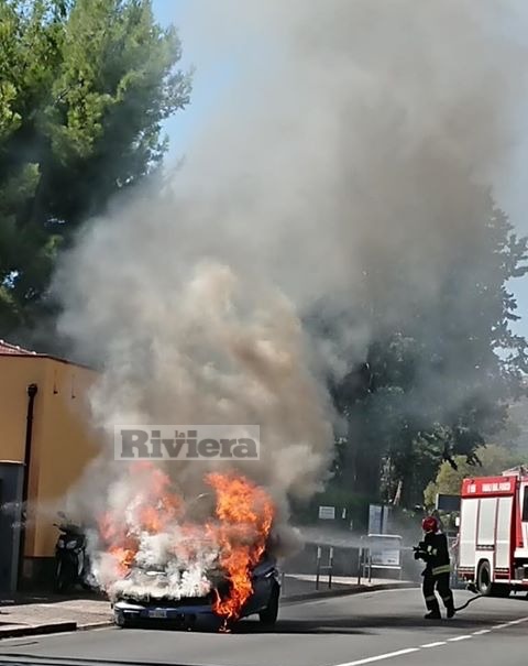 A fuoco un’auto a San Bartolomeo, conducente salvo per miracolo