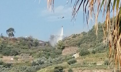 Bruciano le alture di San Biagio, elicottero in azione