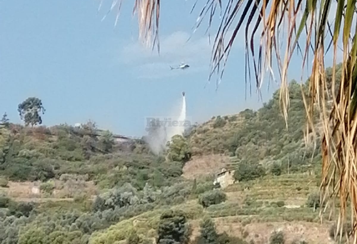 Bruciano le alture di San Biagio, elicottero in azione