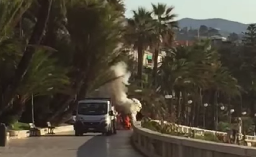 Brucia mezzo della nettezza urbana sull’Imperatrice, ustionato operaio