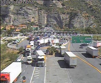 Auto in fiamme, un ferito sull’A10 traffico interrotto al confine