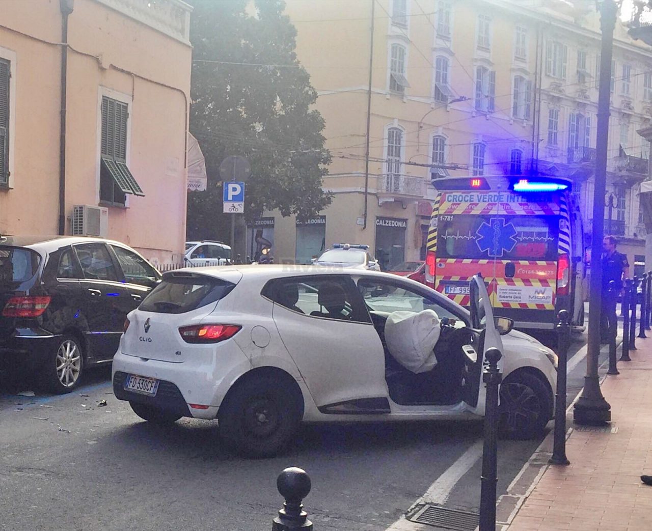 Colpo di sonno alla guida, donna si schianta contro i paletti del marciapiede