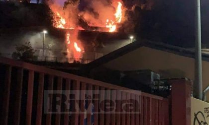 Bruciano sterpaglie e spazzatura nella notte a Ventimiglia Alta