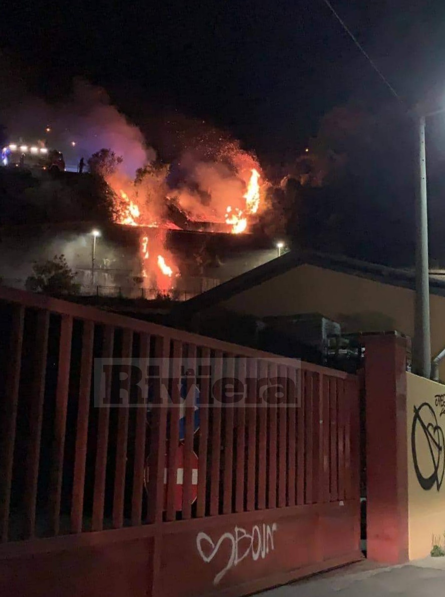 Bruciano sterpaglie e spazzatura nella notte a Ventimiglia Alta