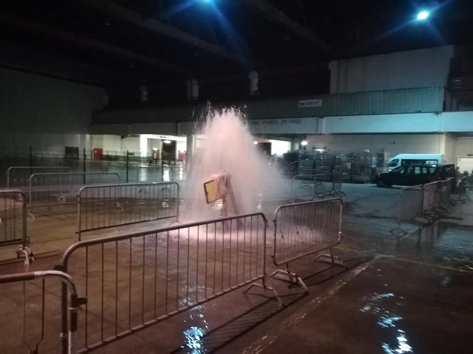 Black out ed esplode tubatura dell’acqua al Mercato dei Fiori