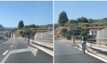 In bicicletta sull'A10: fermato allo svincolo di Bordighera. Video