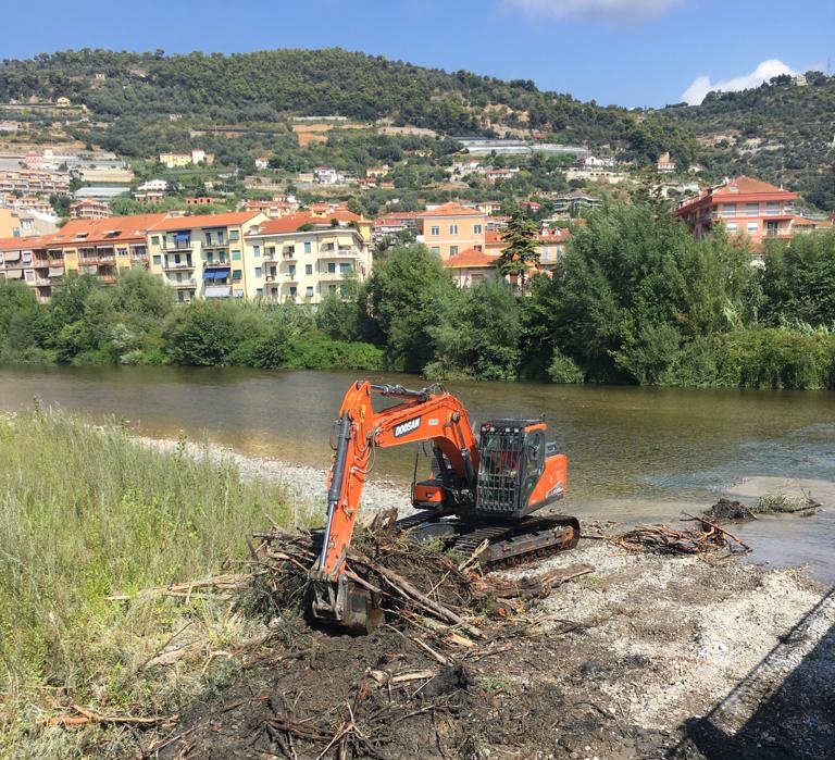 Pulizia greto fiume Roya Ventimiglia