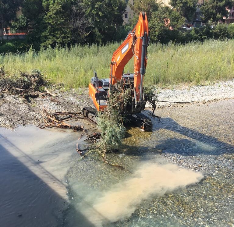 Pulizia greto fiume Roya Ventimiglia11