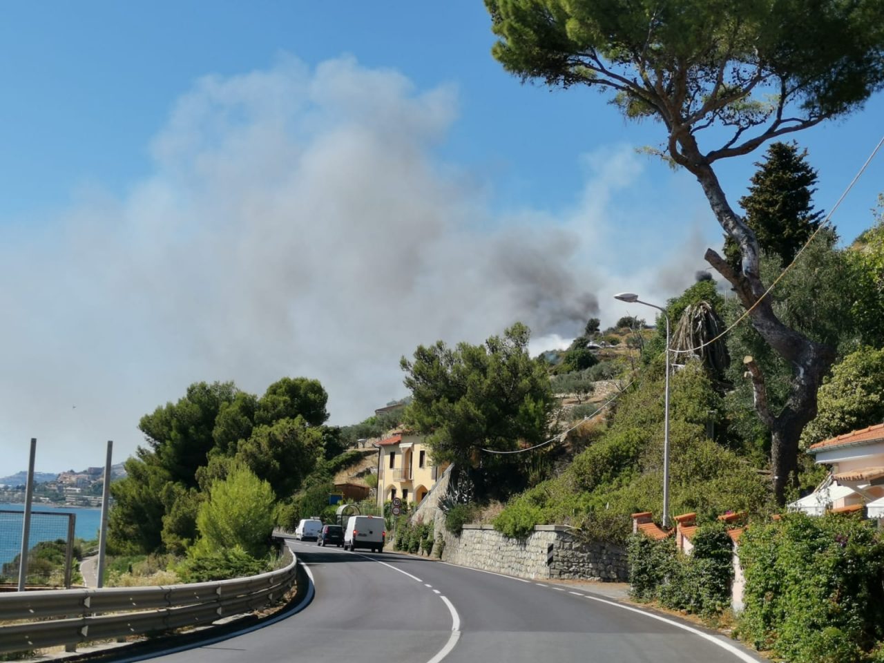 Incendio di sterpaglie, intervengono Vigili del Fuoco