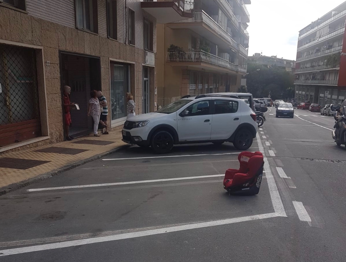 Seggiolino “occupa posto”, interviene la polizia municipale