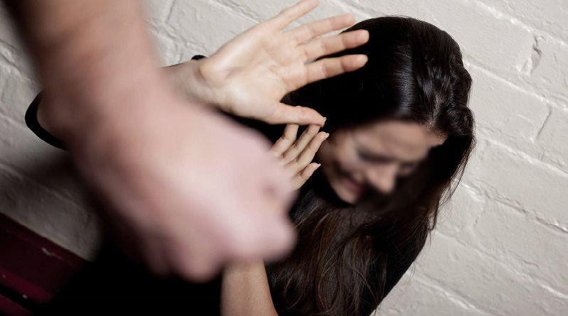 Picchia  e minaccia di morte la compagna davanti al figlio 12enne