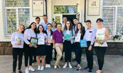 Consegnati i libri in esubero di Bordighera a un liceo della Moldavia