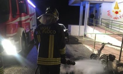 Distrutto dalle fiamme lo scooter del fratello del sindaco di Diano Marina