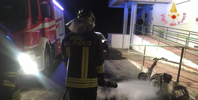 Distrutto dalle fiamme lo scooter del fratello del sindaco di Diano Marina
