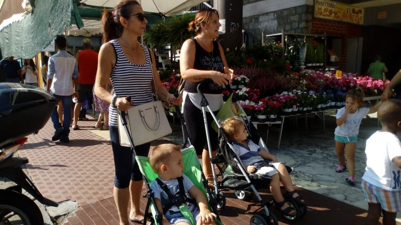 I bambini del nido di Villa Peppina in visita al mercato annonario