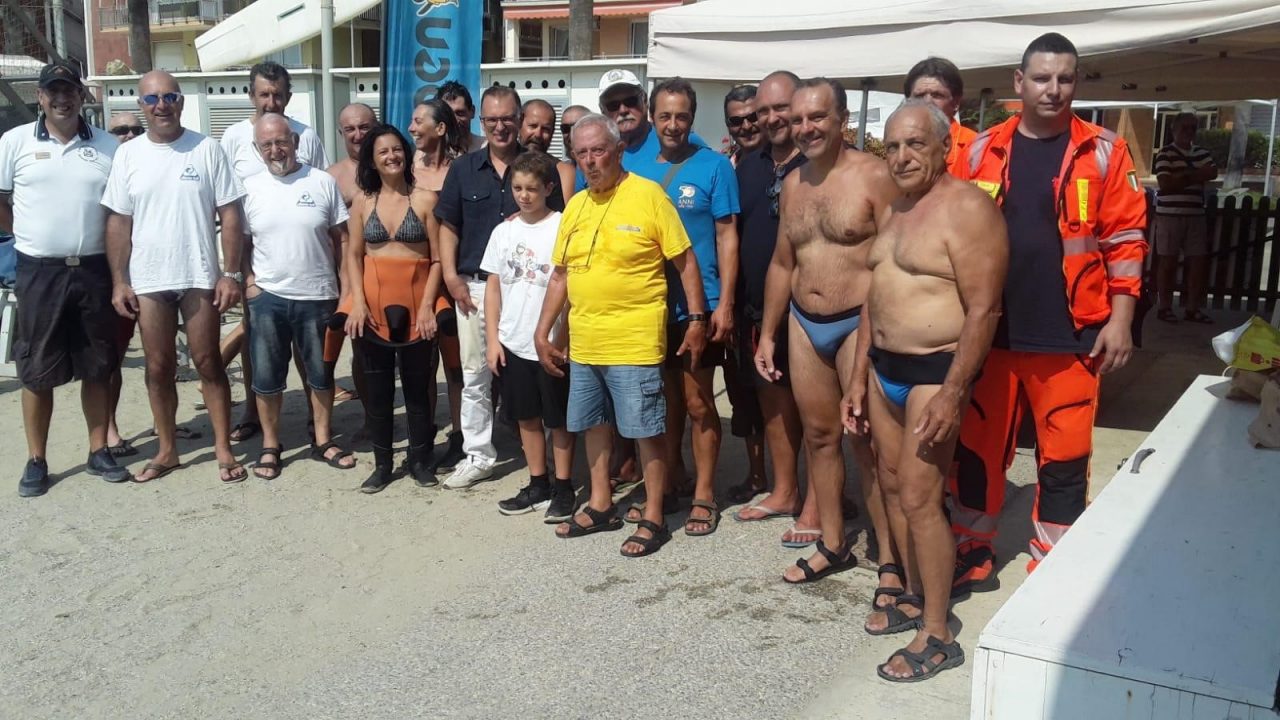 Volontari attivi per la pulizia dei fondali del porto di San Bartolomeo