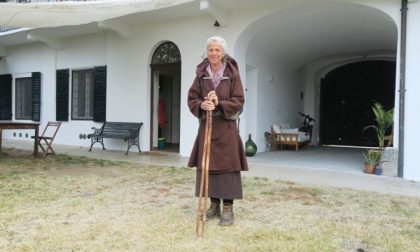 7mila km a piedi per la pace: la pellegrina Christine Timmermans fa tappa a Ventimiglia