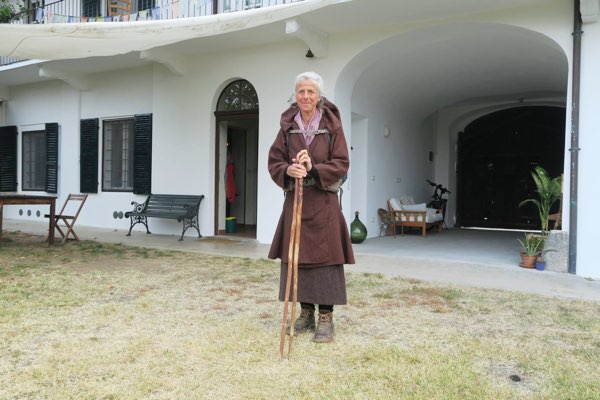 7mila km a piedi per la pace: la pellegrina Christine Timmermans fa tappa a Ventimiglia