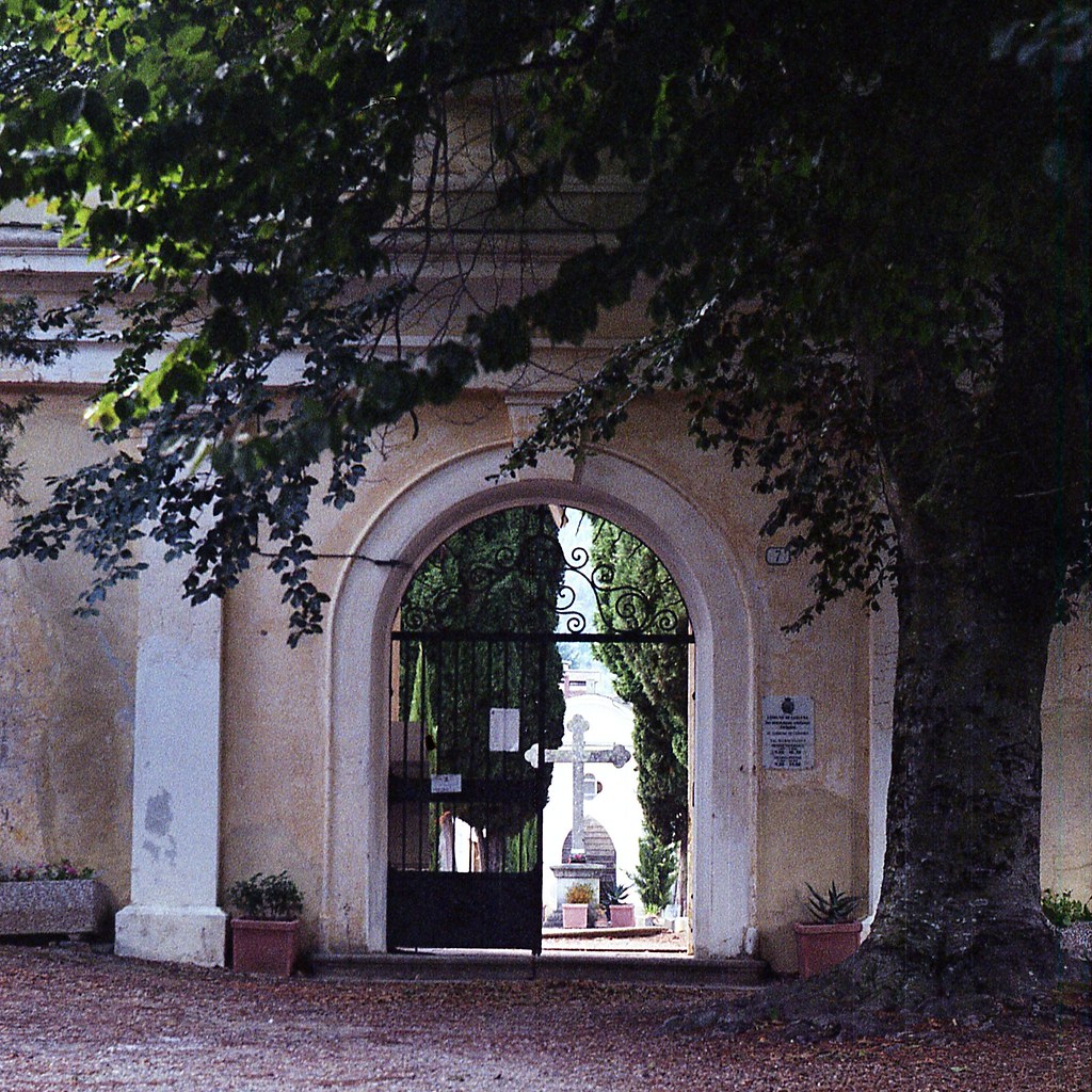Cancelli automatici al cimitero di Ceriana