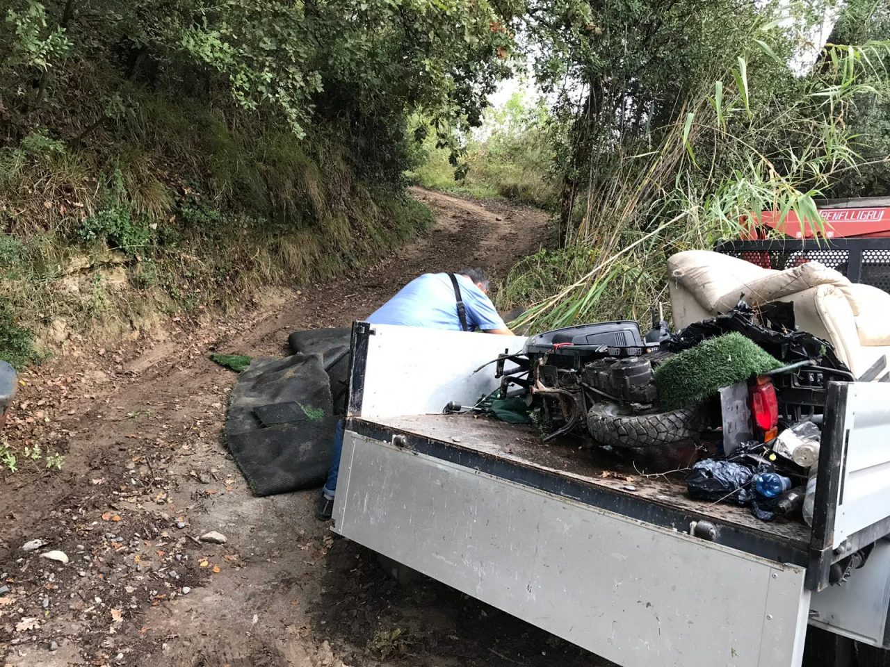 Motorino, divano e stufa abbandonati a San Bartolomeo al Mare