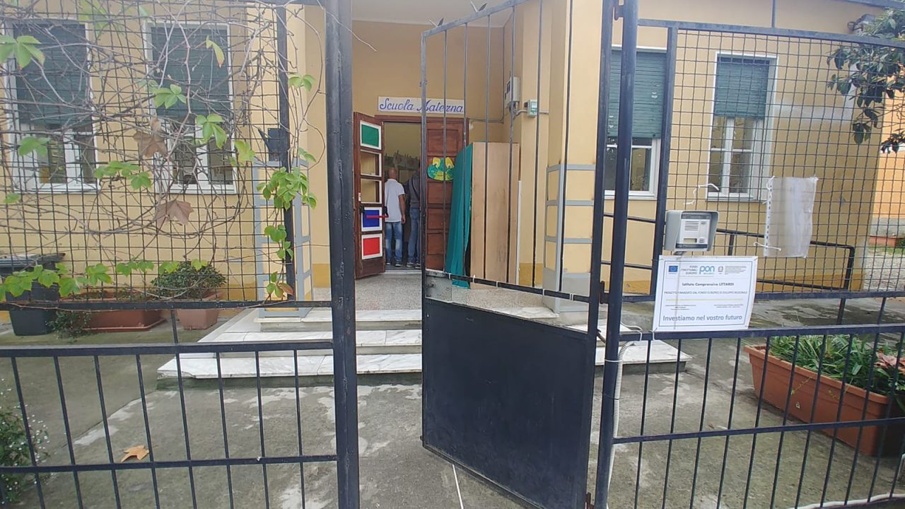 Scritte sataniche e una svastica nelle aule dell’asilo dei Piani