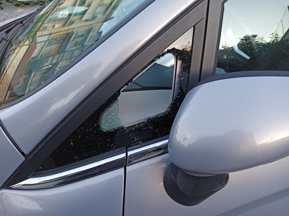 Ladri spaccano vetro di un’auto per rubare la borsa fasciatoio