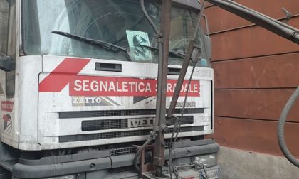 Foto del Duce sul parabrezza del camion dei lavori: Rifondazione "Revocate l'appalto"