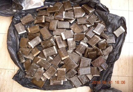 Sequestrati 64 kg di hascisc in due valigie al confine