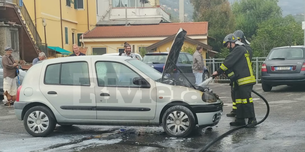 Incendio auto Renault Clio Bordighera_02