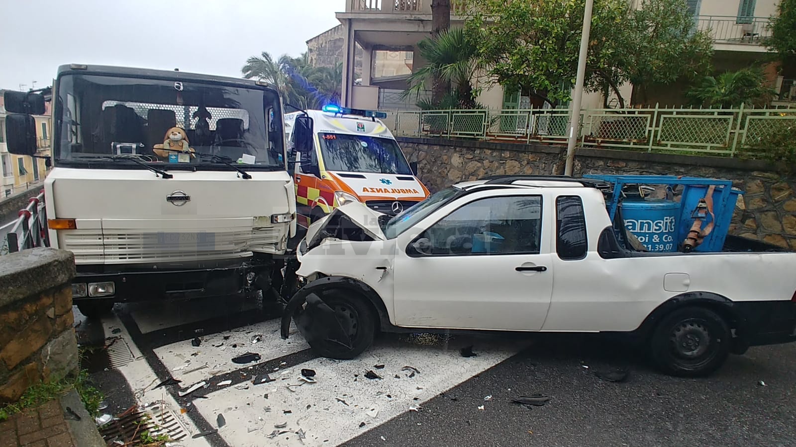 Incidente Bordighera schianto pick up camion via dei Colli
