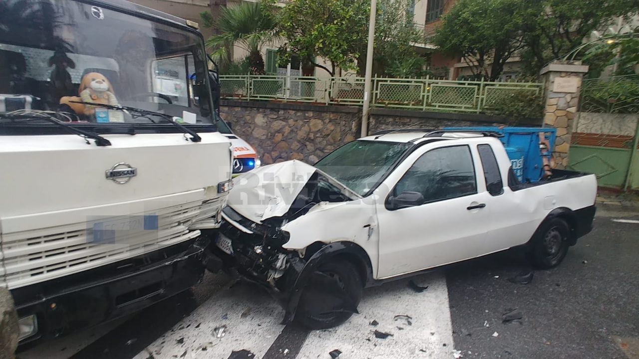 Schianto a Bordighera tra un pick-up che trasporta gasolio e un camion