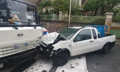 Schianto a Bordighera tra un pick-up che trasporta gasolio e un camion