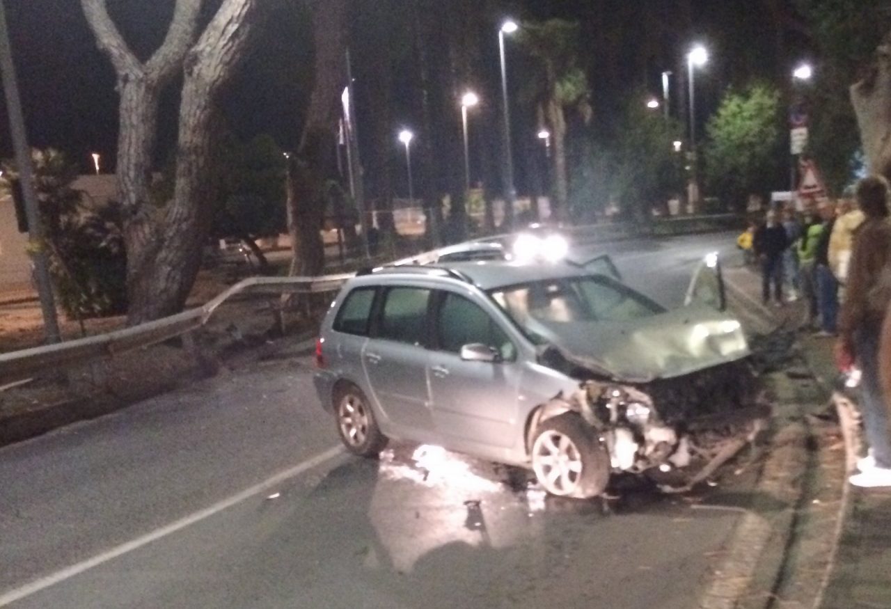Incidente sull’Aurelia, giovane si schianta contro guardrail