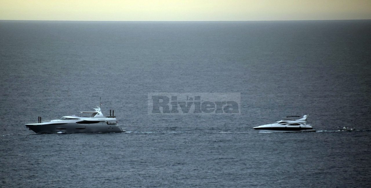 Maltempo: il “trenino” di barche trainate a Bordighera. Foto e Video