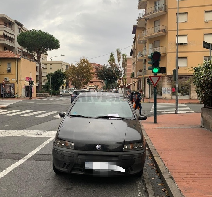 Parcheggio via Dante Ventimiglia biglietto anonimo