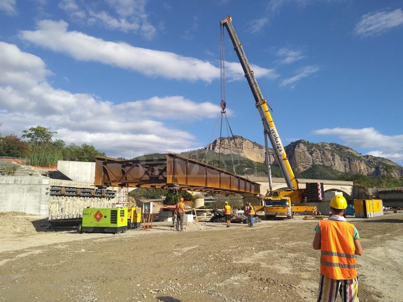 Il ponte sul Bevera ora è realtà: iniziata la posa degli impalcati