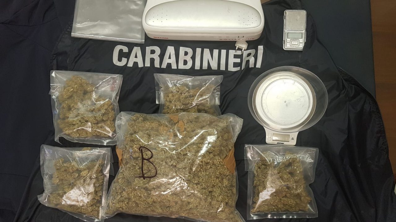 Carabinieri sequestrano un chilo di marijuana a Sanremo