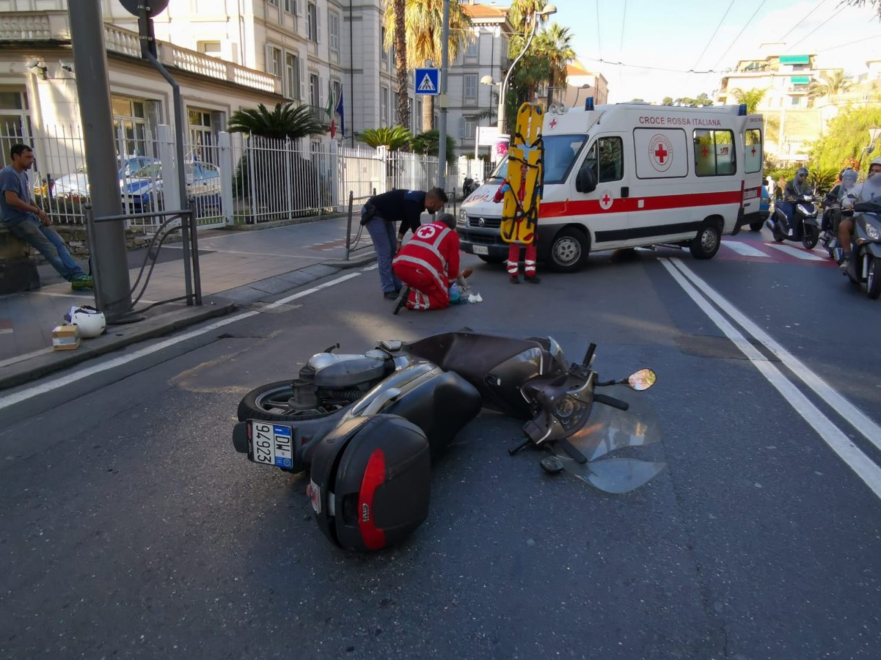 Anziano travolto da uno scooter davanti al Commissariato di Sanremo