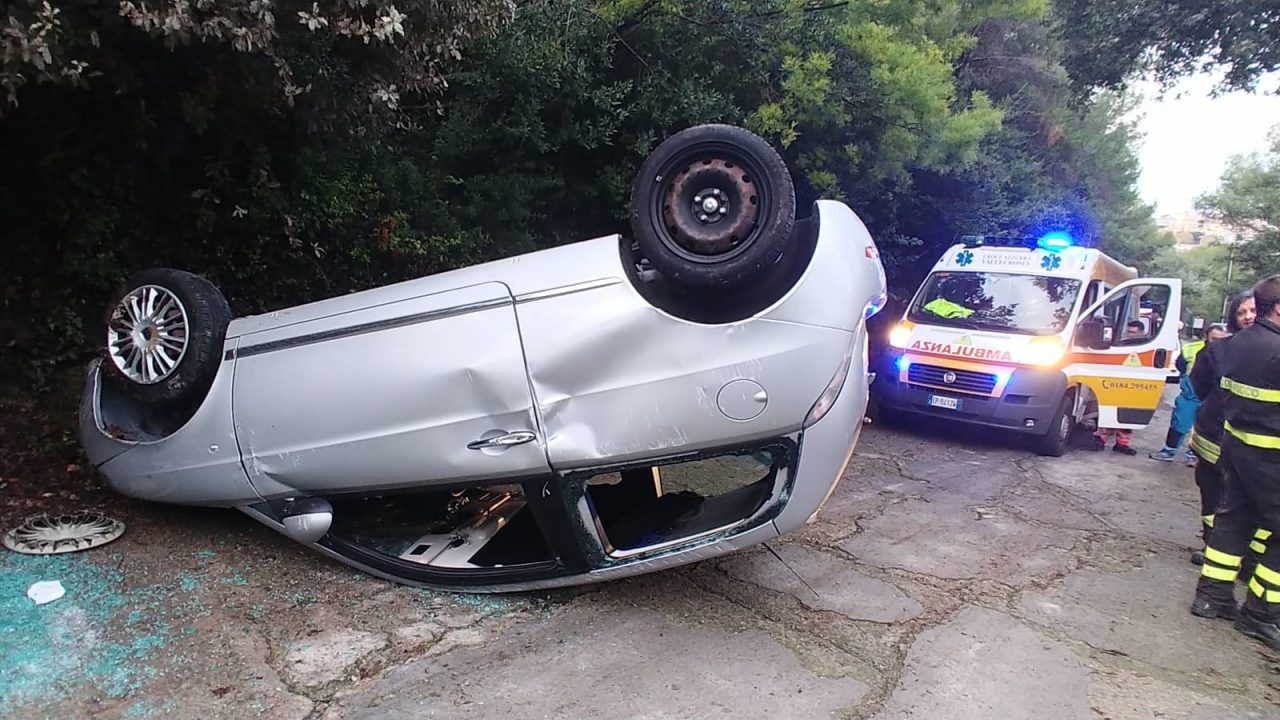 Donna si cappotta e resta con la mano incastrata sotto l’auto