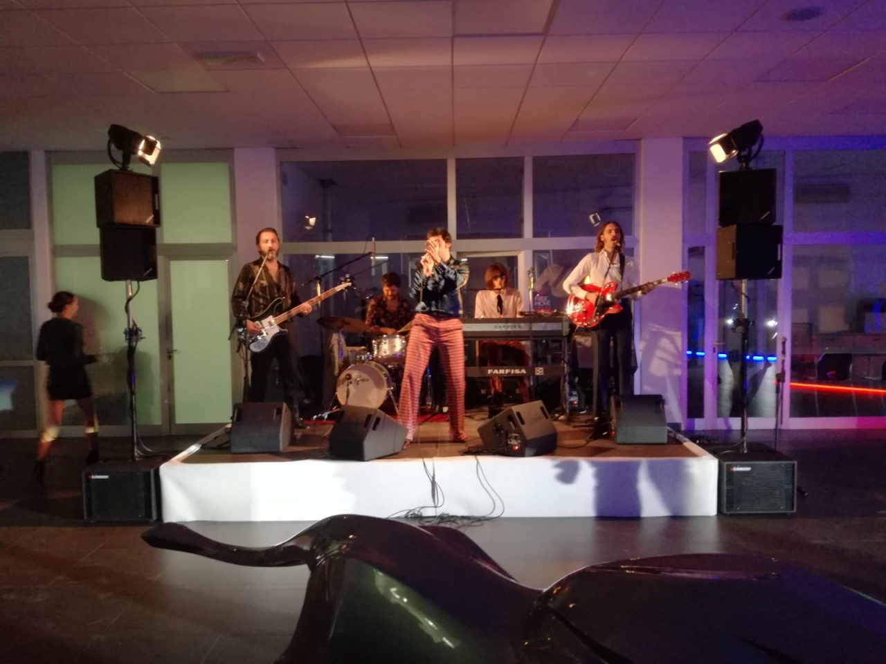 Grande festa da GrandiAuto per il lancio della nuova Peugeot 208. Lo showman Sirtori fa ballare grandi e bambini