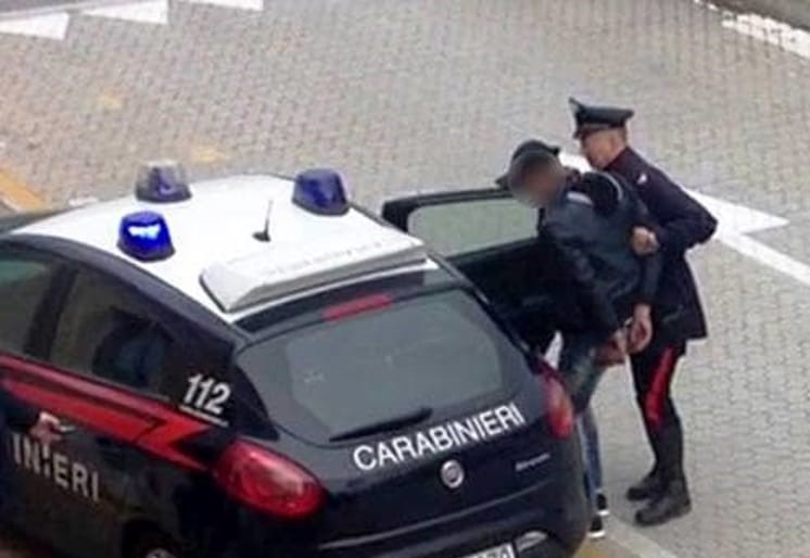 Bordigotto ingerisce ovulo di droga per sottrarsi all’arresto