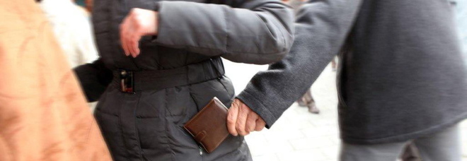 “Ciao amico, come stai!” lo abbracciò e rapinò del portafogli a Sanremo. L’autore è un 24enne evaso a Nizza