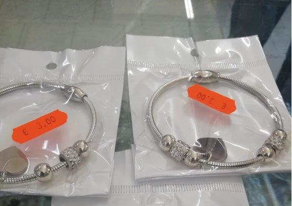 Bracciali color argento con ciondolo a forma di cuore ritirati dal mercato per presenza di materiale nocivo all’uomo