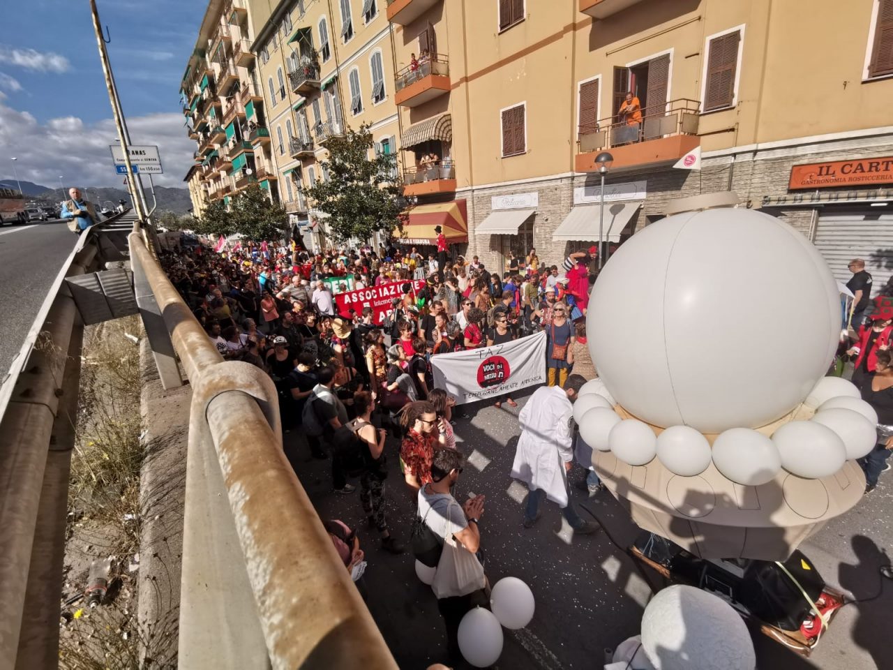No border : 250 in corteo verso via Vittorio Veneto