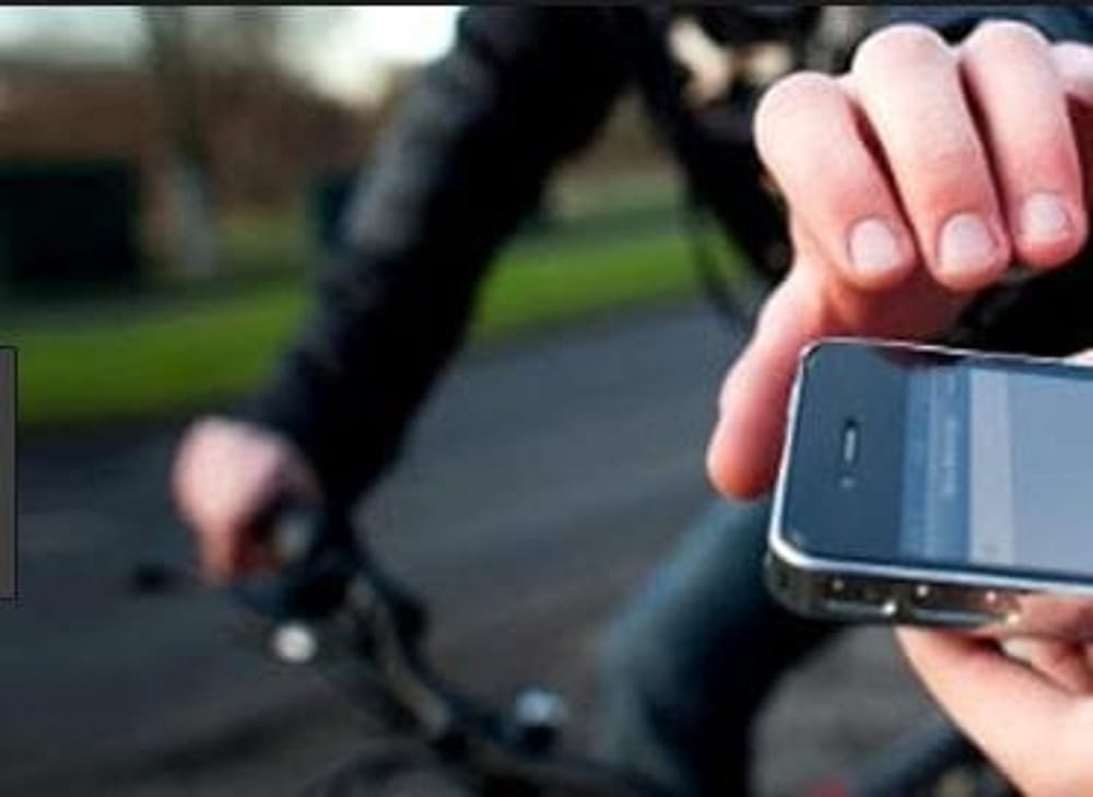 Ruba il cellulare a un dodicenne la madre lo fa bloccare dalla Polizia