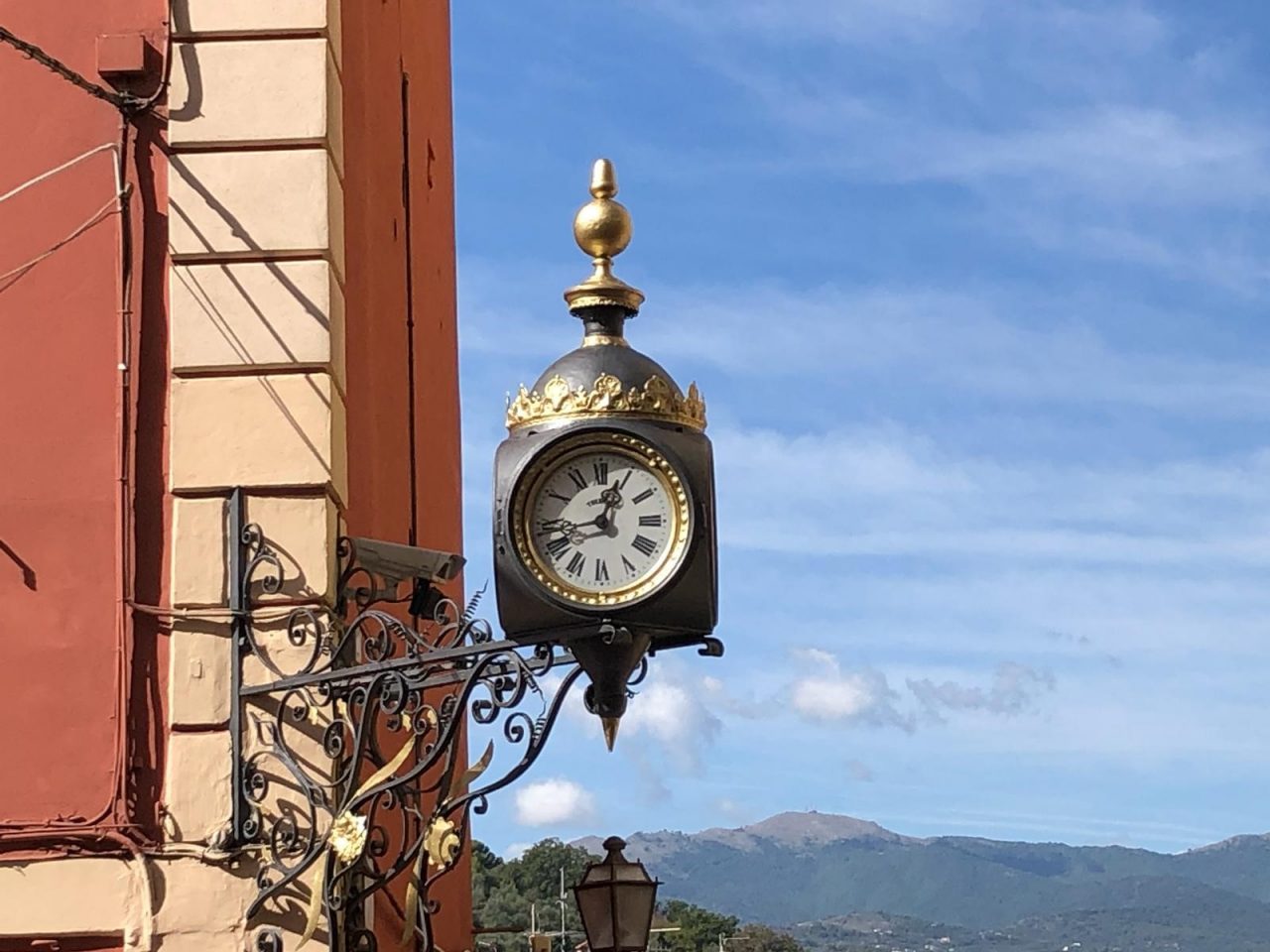 E’ tornato al suo splendore lo storico orologio di via Cascione