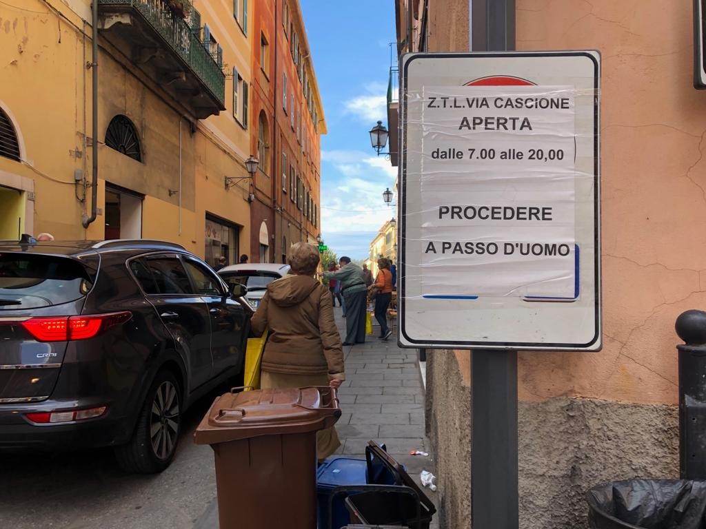 Auto in Via Cascione: apertura straordinaria della ZTL